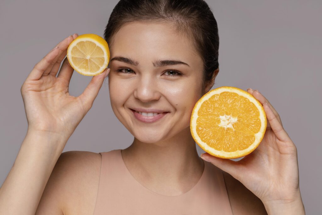 Freepik Imagem: Linda mulher segurando laranja cortada ao meio
