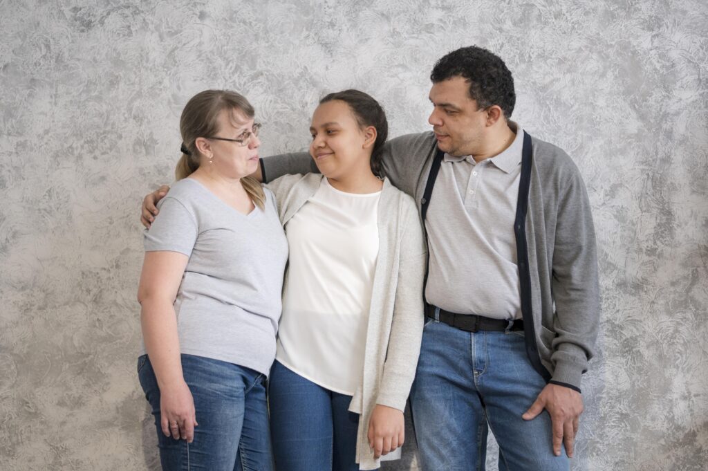 Freepik imagem: Família olhando um para o outro.