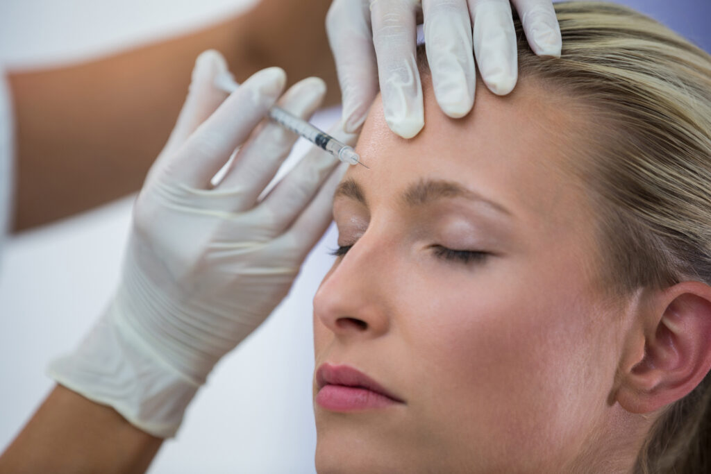 Freepik imagem: Paciente do sexo feminino recebendo uma injeção de botox na testa.
