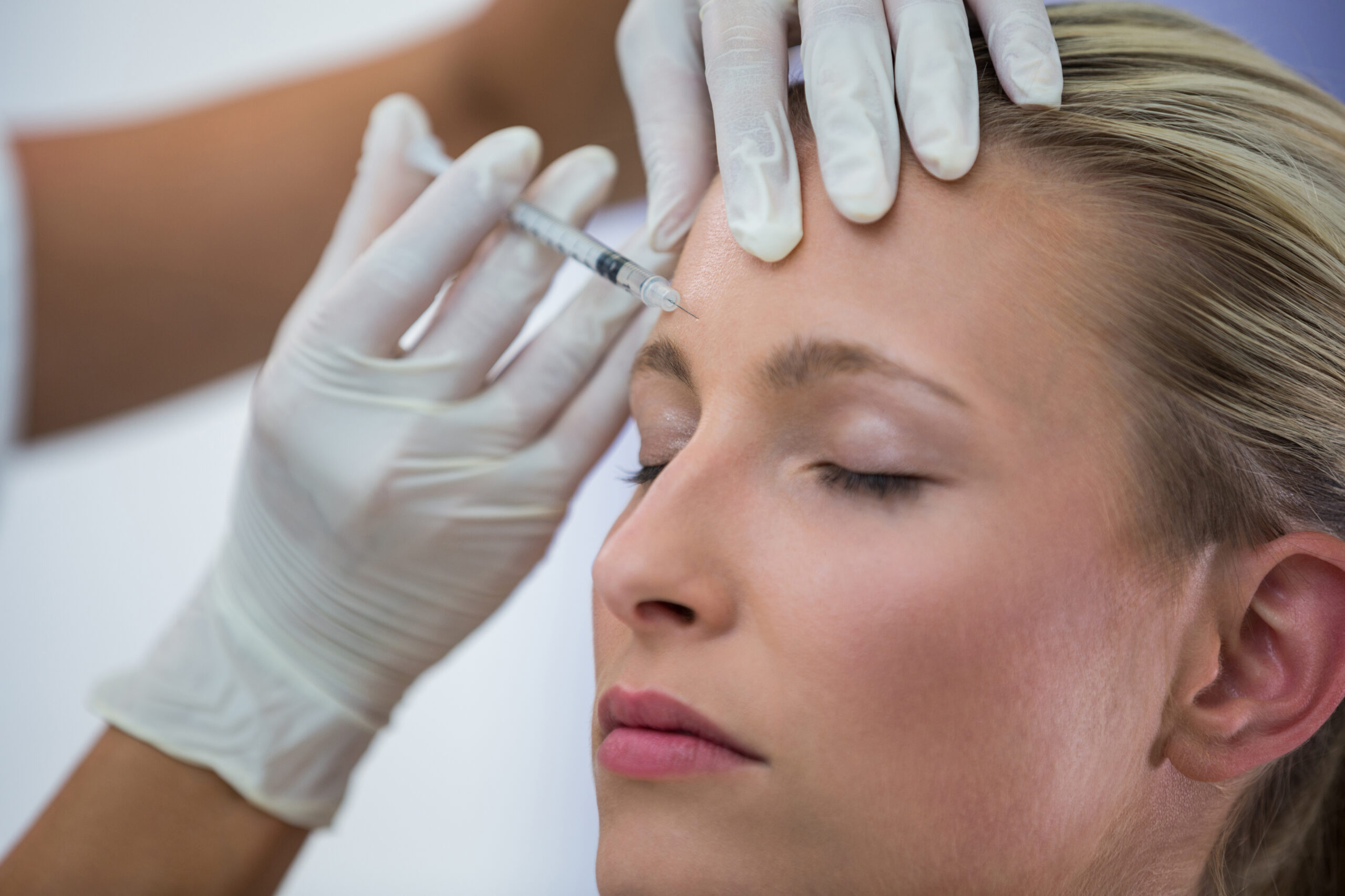 Freepik imagem: Paciente do sexo feminino recebendo uma injeção de botox na testa.