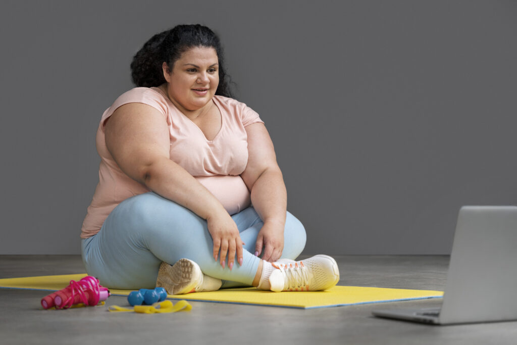 Freepik imagem: Mulher acima do peso se exercitando.