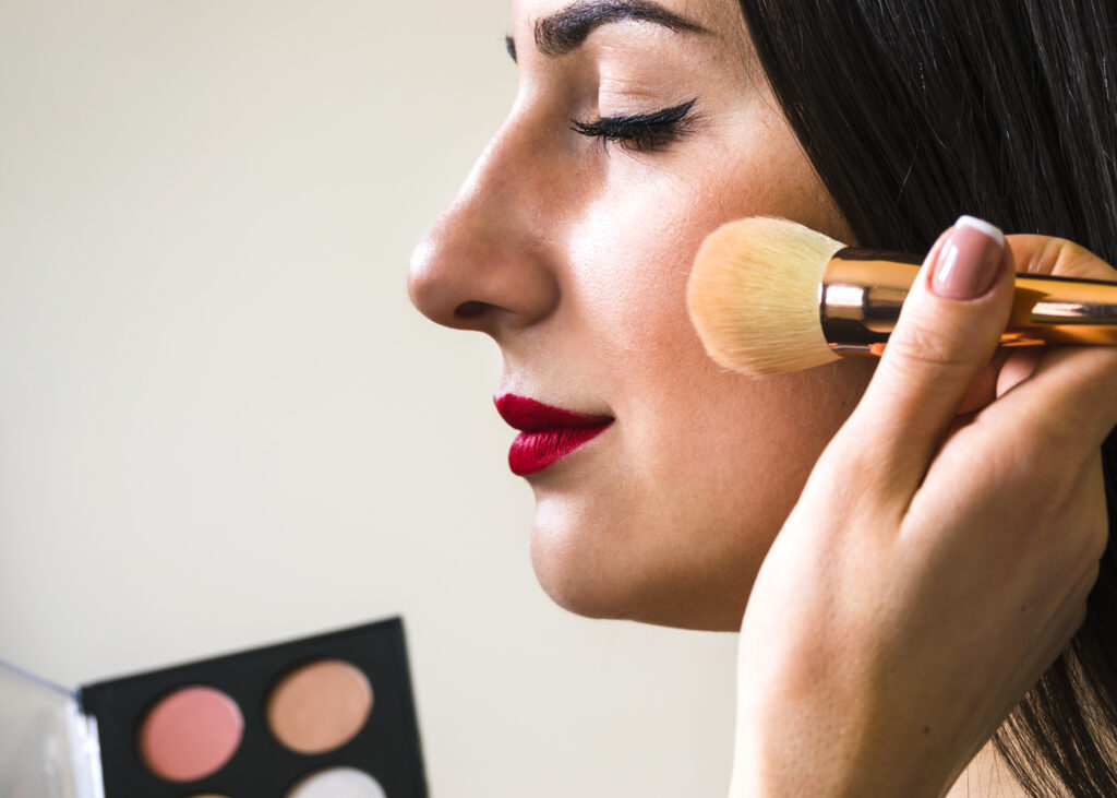 Freepik imagem: Mulher jovem usando Blush.