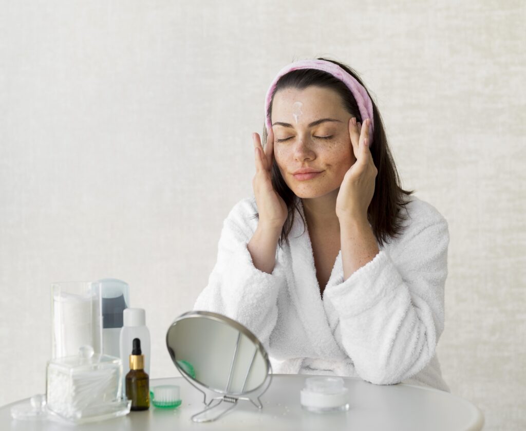 Freepik Imagem: Mulher fazendo rotina noturna de skincare.