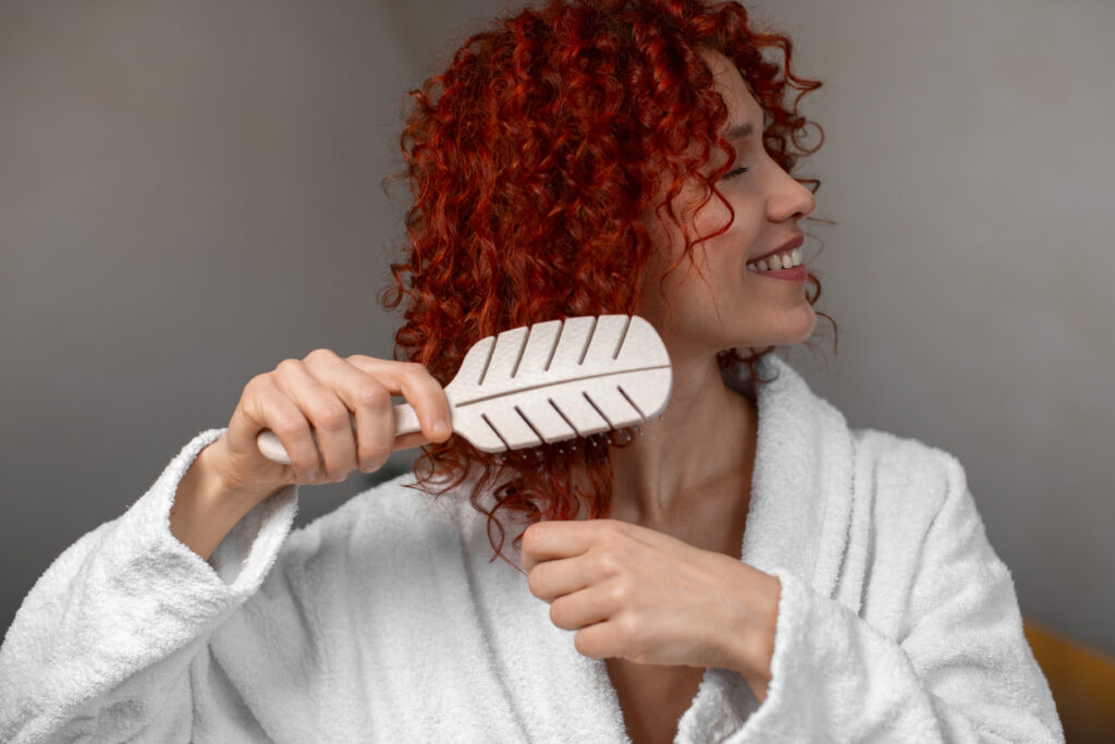 Freepik imagem: Mulher jovem ruiva com cabelos tingidos.