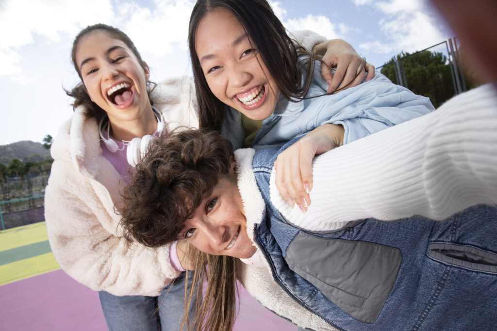 Freepik imagem: amigos adolescentes sorrindo felizes.