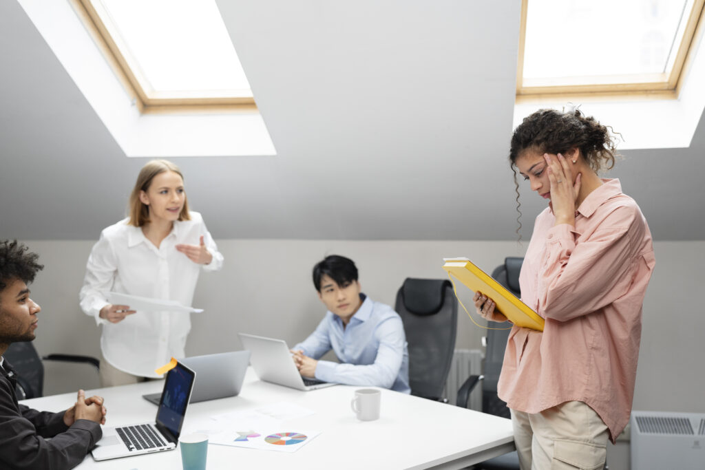 Freepik imagem: Violência no local de trabalho ocorrendo entre colegas.