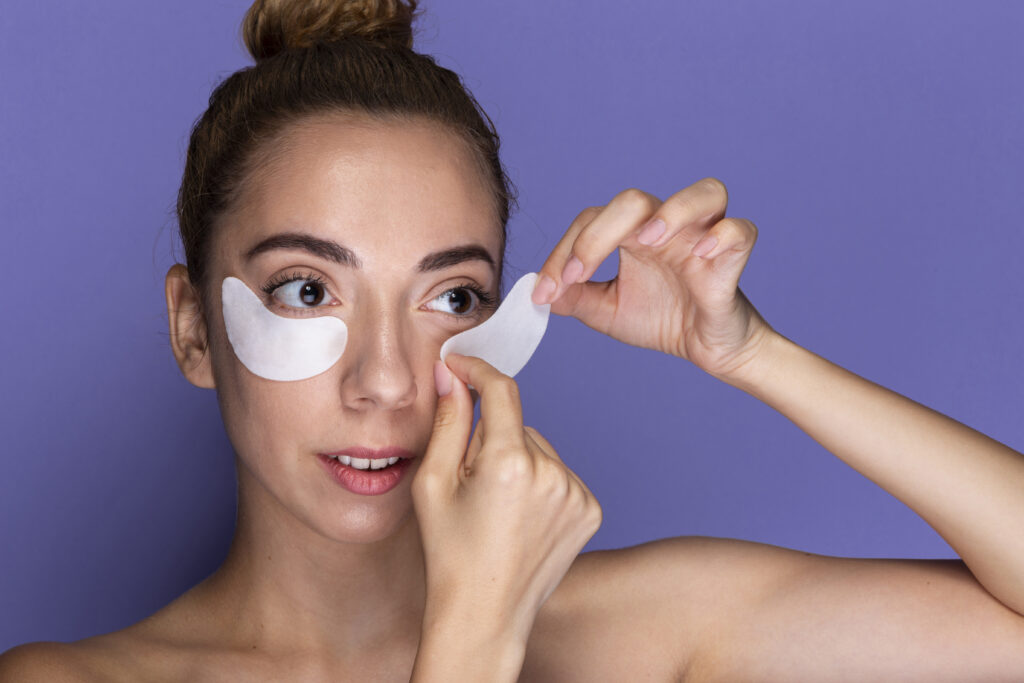 Freepik imagem: Mulher jovem cuidando na área dos olhos.