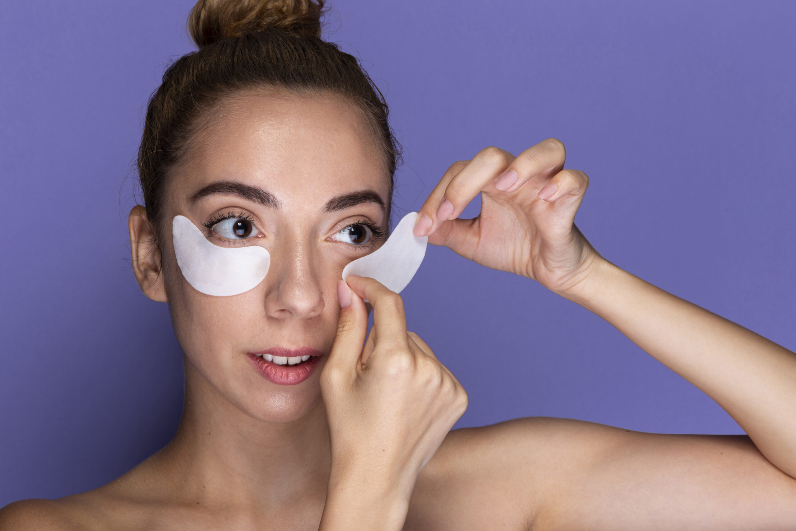 Freepik imagem: Mulher jovem cuidando na área dos olhos.