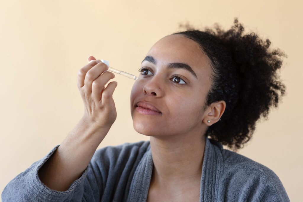Freepik imagem mulher usando sérum antiacne