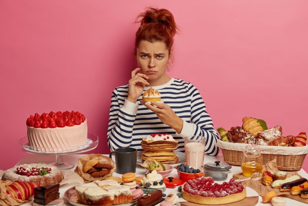 Freepik Imagem Close de uma mulher fazendo uma refeição doce.