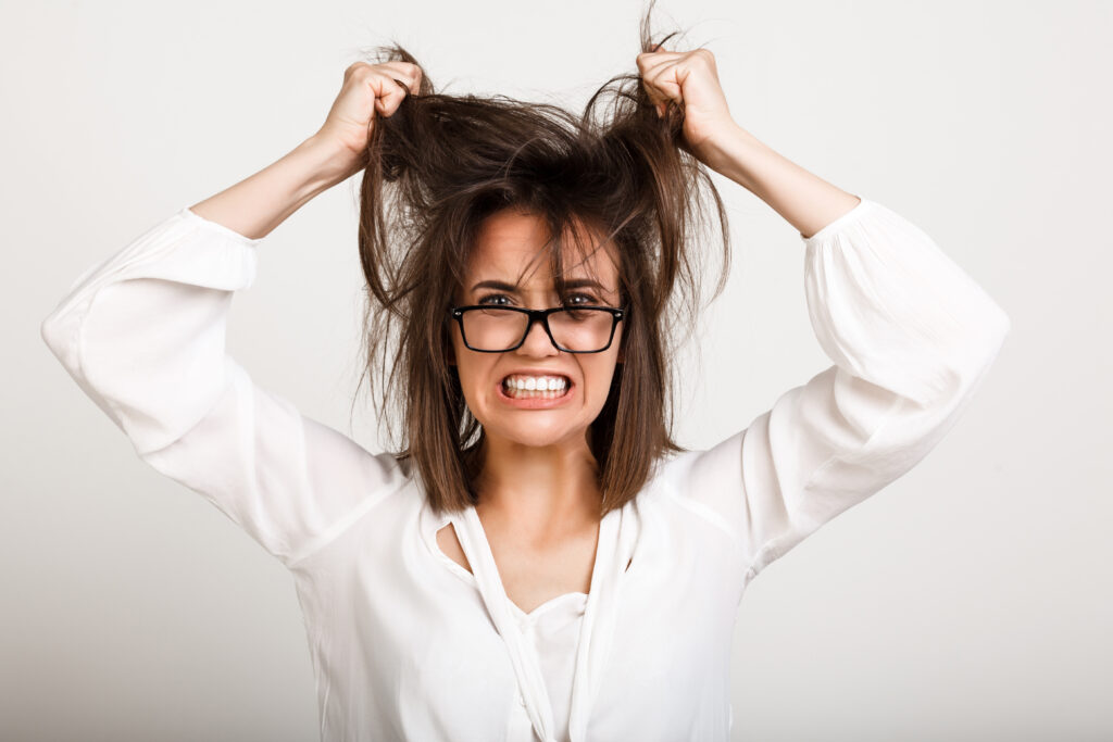 Freepik imagem mulher nervosa com cabelo quebrado