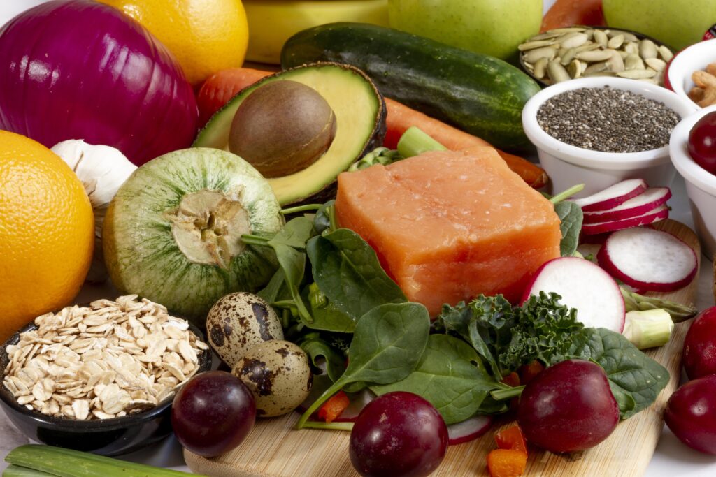 Freepik Imagem mesa cheia de alimentos saudáveis para a pele.