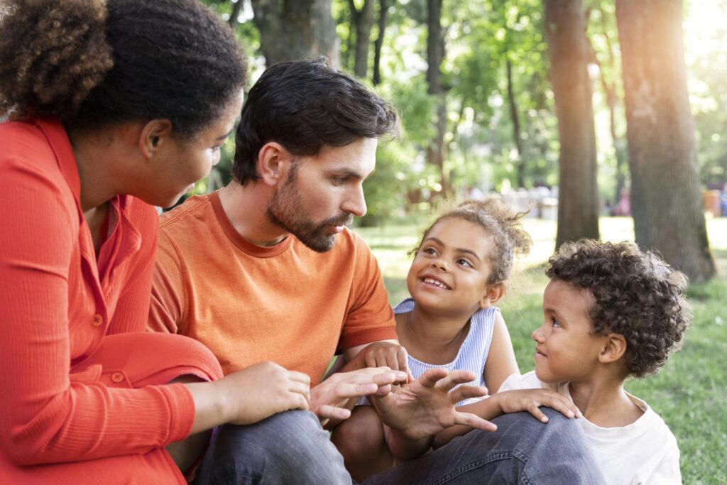 Freepik imagem Família passando tempo juntos ao ar livre no parque