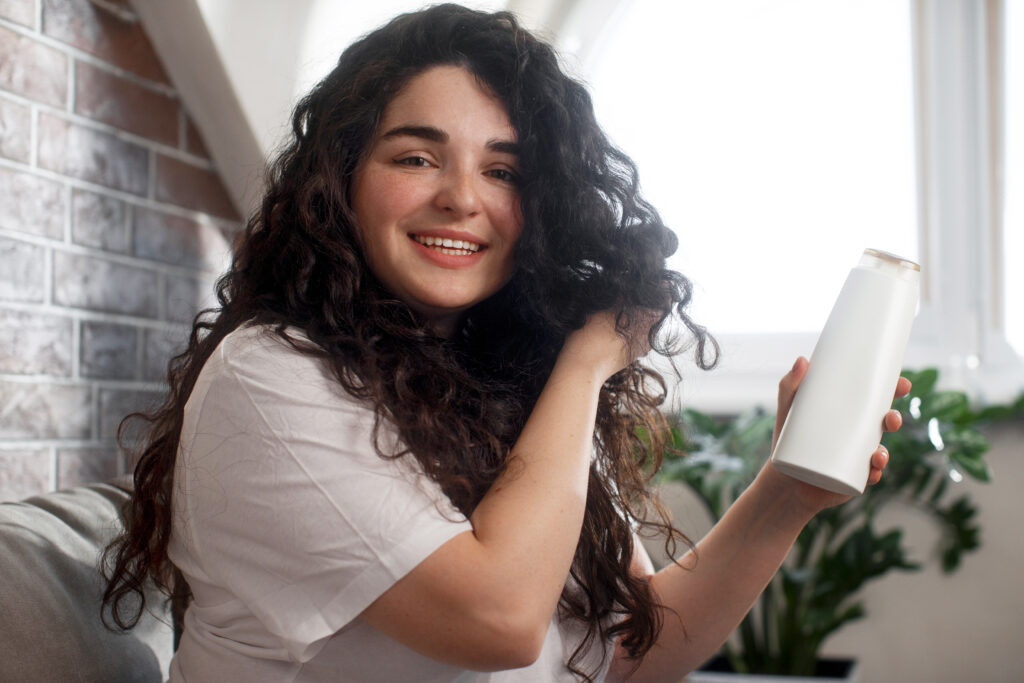 Freepik imagem mulher jovem com cabelos hidratados